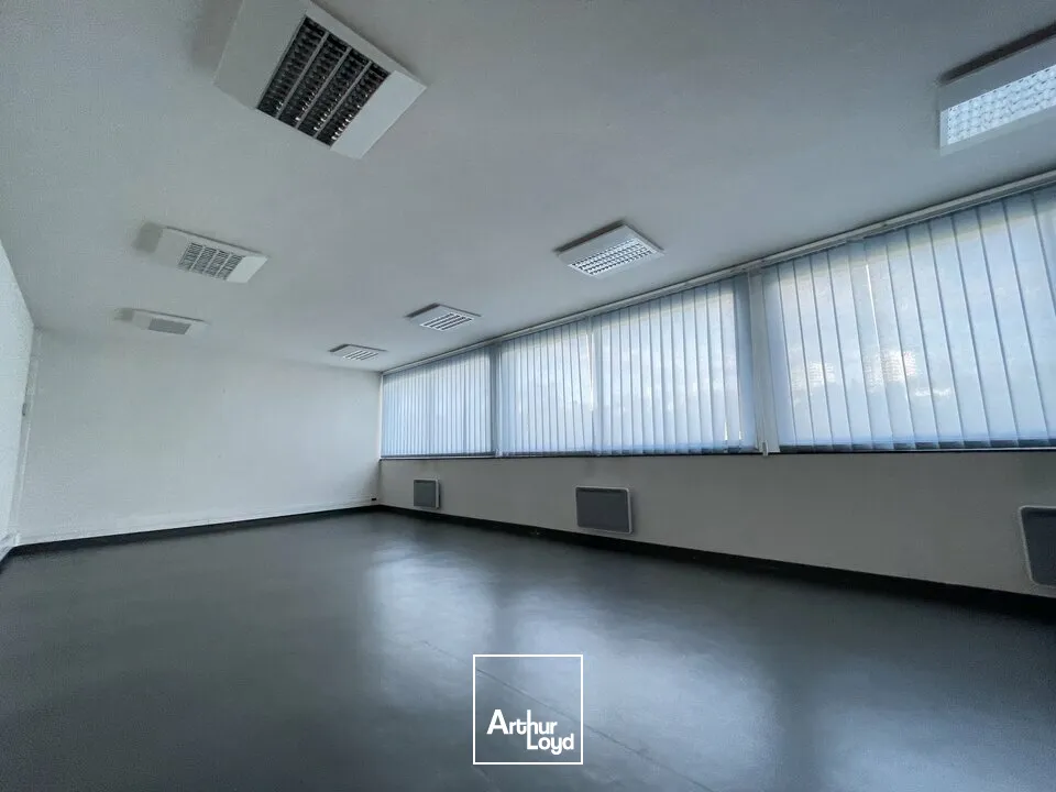 POITIERS CENTRE CITEE JUDICIAIRE - BUREAUX A VENDRE AVEC 7 PLACES DE STATIONNEMENT