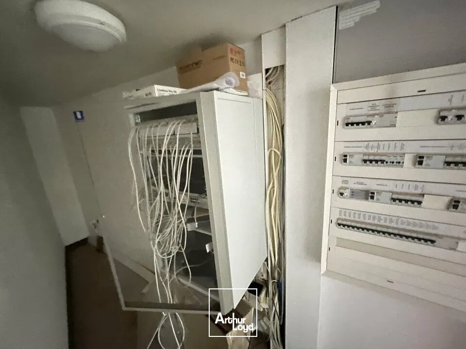 POITIERS CENTRE CITEE JUDICIAIRE - BUREAUX A VENDRE AVEC 7 PLACES DE STATIONNEMENT