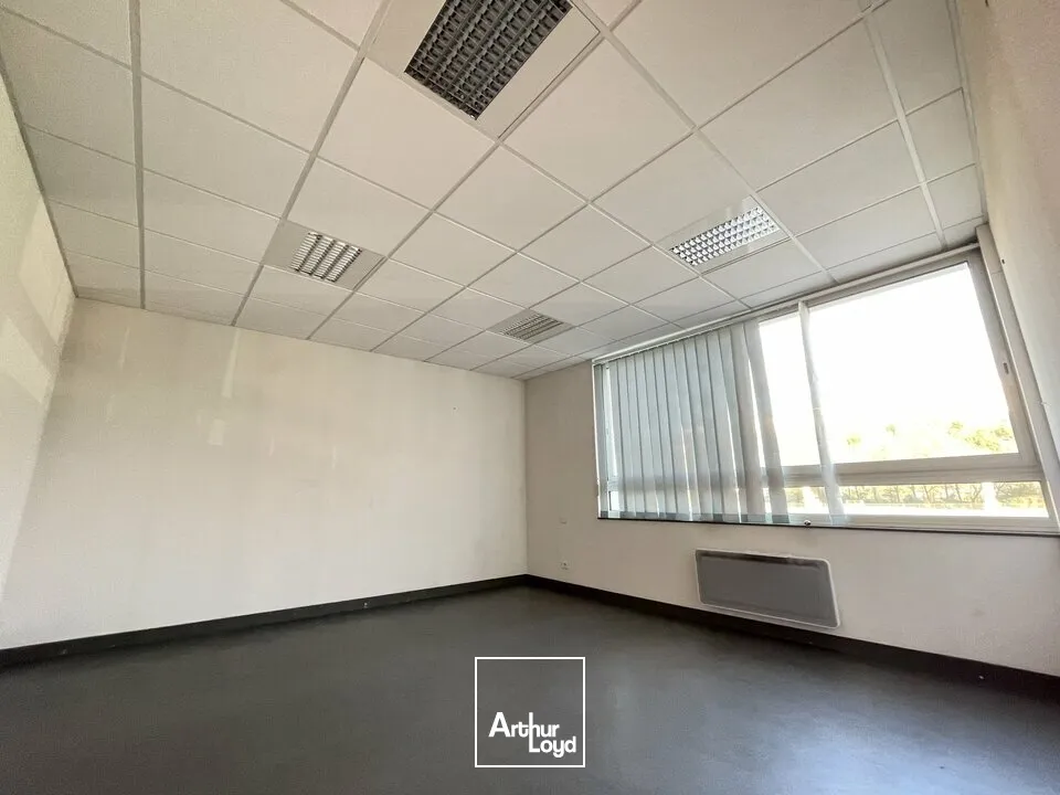 POITIERS CENTRE CITEE JUDICIAIRE - BUREAUX A VENDRE AVEC 7 PLACES DE STATIONNEMENT