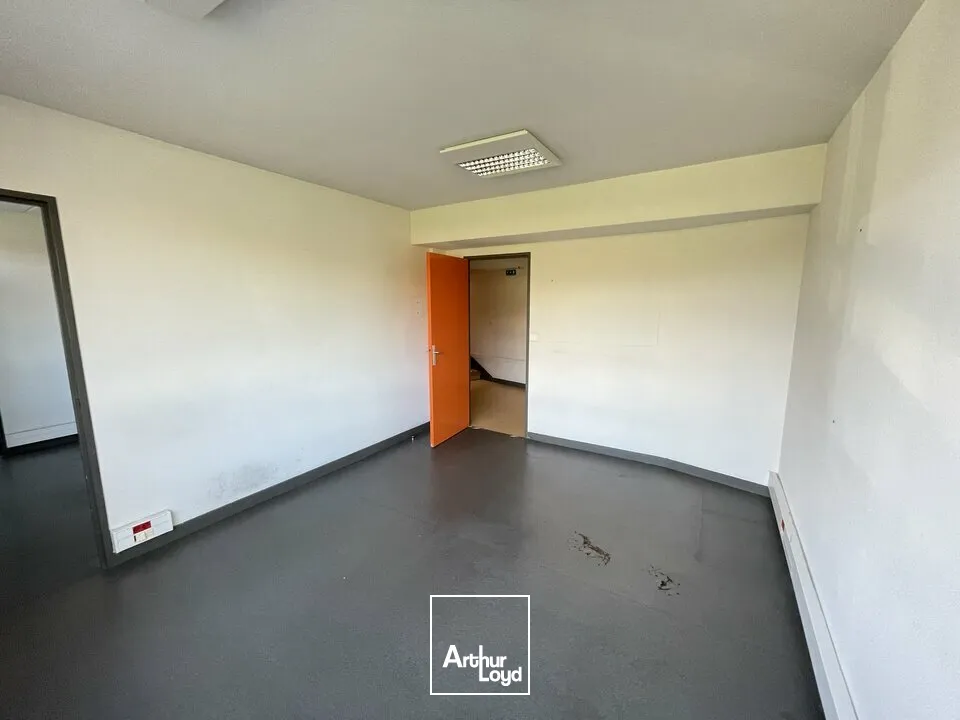 POITIERS CENTRE CITEE JUDICIAIRE - BUREAUX A VENDRE AVEC 7 PLACES DE STATIONNEMENT