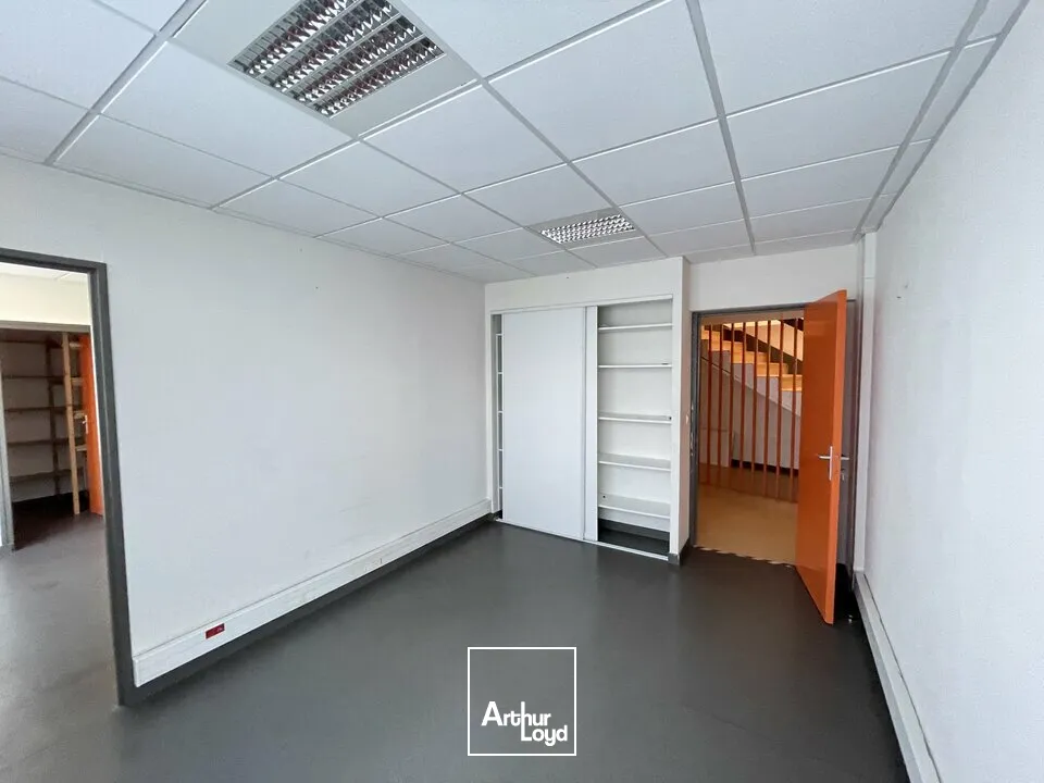 POITIERS CENTRE CITEE JUDICIAIRE - BUREAUX A VENDRE AVEC 7 PLACES DE STATIONNEMENT