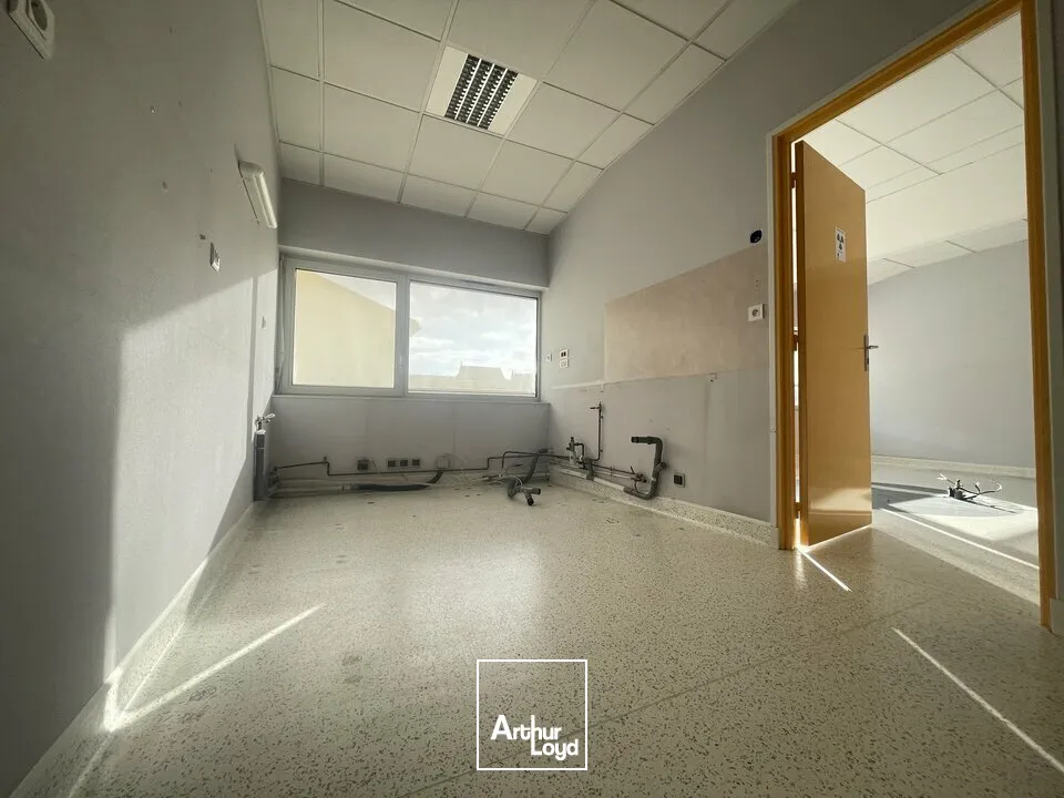 A VENDRE POITIERS CENTRE VILLE CITEE JUDICIAIRE - BUREAUX 115m² + STATIONNEMENT