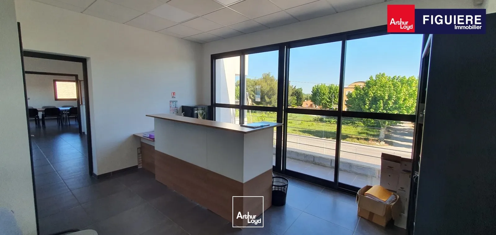 Immeuble indépendant partiellement loué à vendre bord de départementale CHATEAUNEUF LES MARTIGES