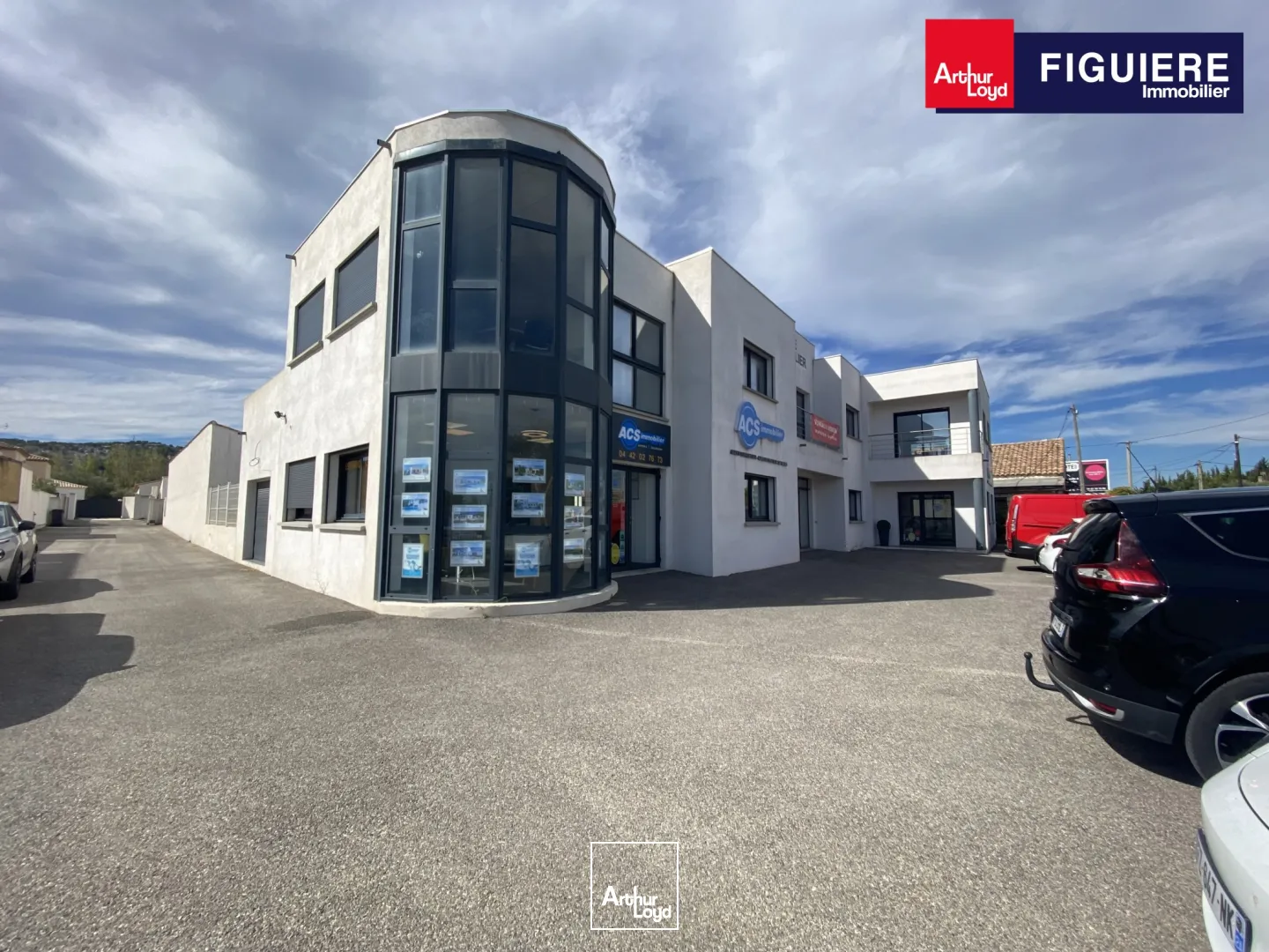 Immeuble indépendant partiellement loué à vendre bord de départementale CHATEAUNEUF LES MARTIGES