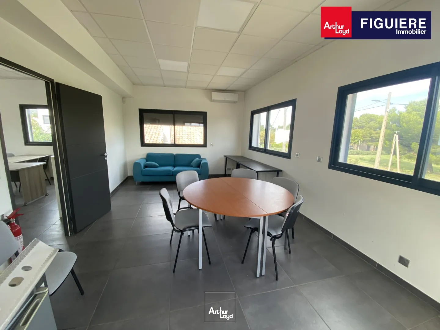 Immeuble indépendant partiellement loué à vendre bord de départementale CHATEAUNEUF LES MARTIGES