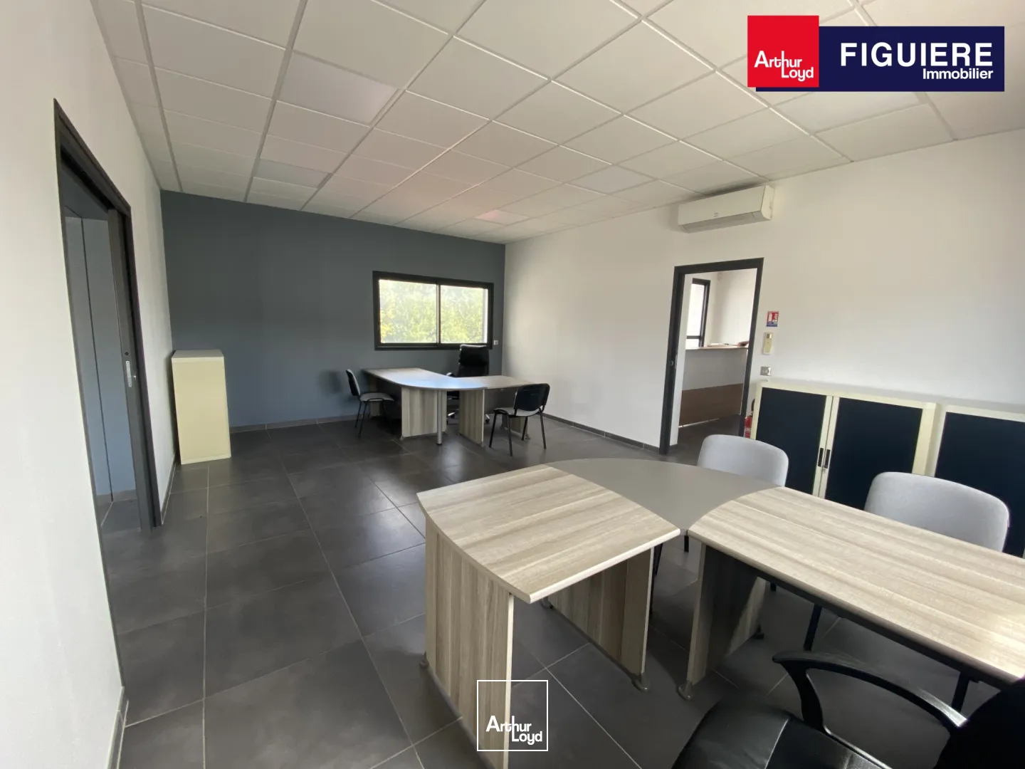 Immeuble indépendant partiellement loué à vendre bord de départementale CHATEAUNEUF LES MARTIGES