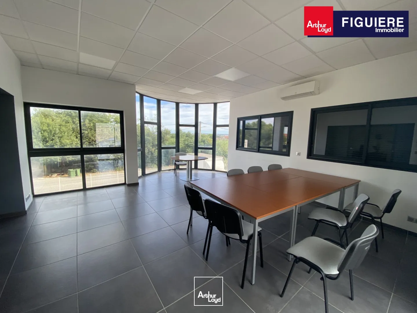 Immeuble indépendant partiellement loué à vendre bord de départementale CHATEAUNEUF LES MARTIGES