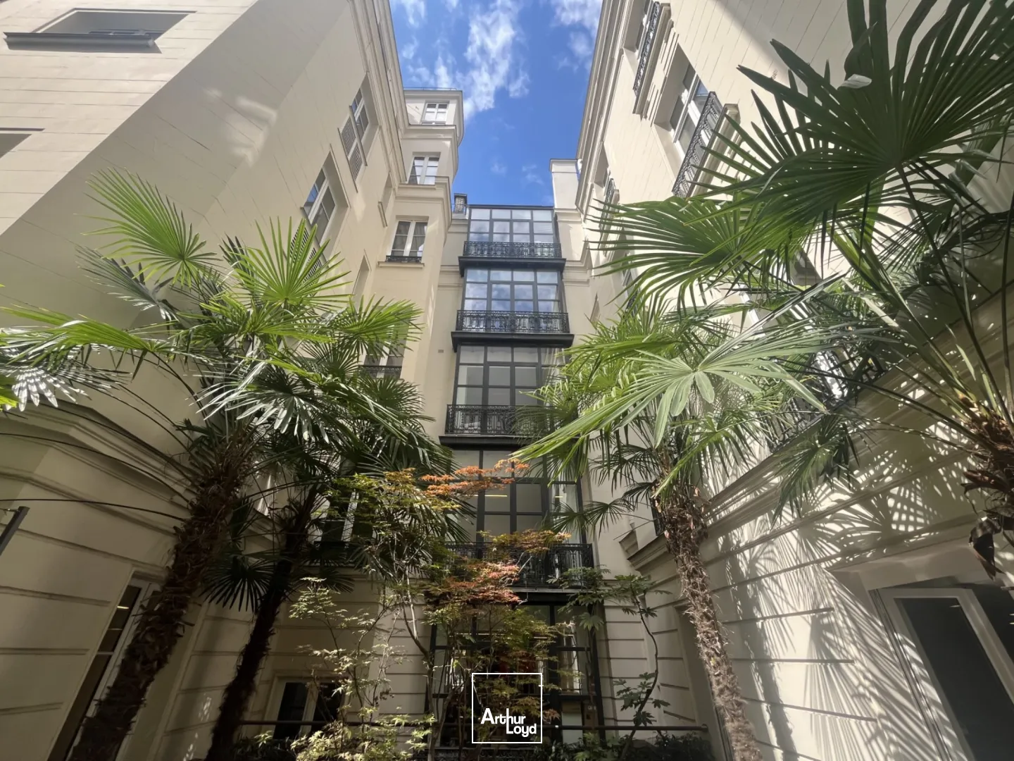 Immeuble indépendant rénové à louer - Rue La Boétie Paris 8 - Coeur QCA