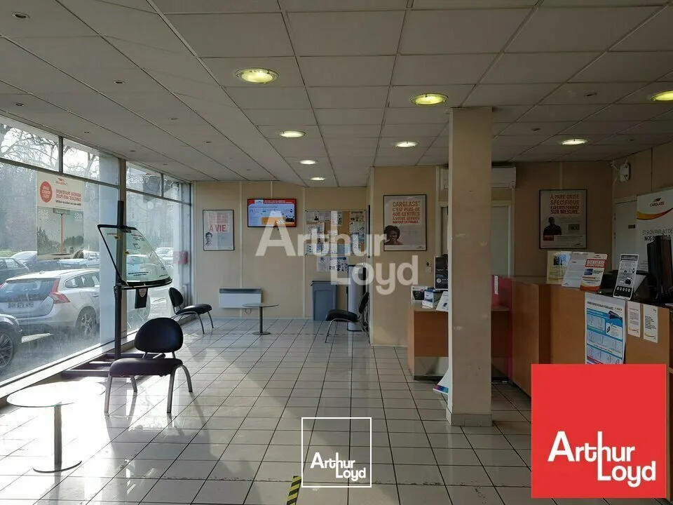 POITIERS CENTRE A LOUER 525M² LOCAL D'ACTIVITE AVEC VISIBILITE COMMERCIALE ET STATIONNEMENT