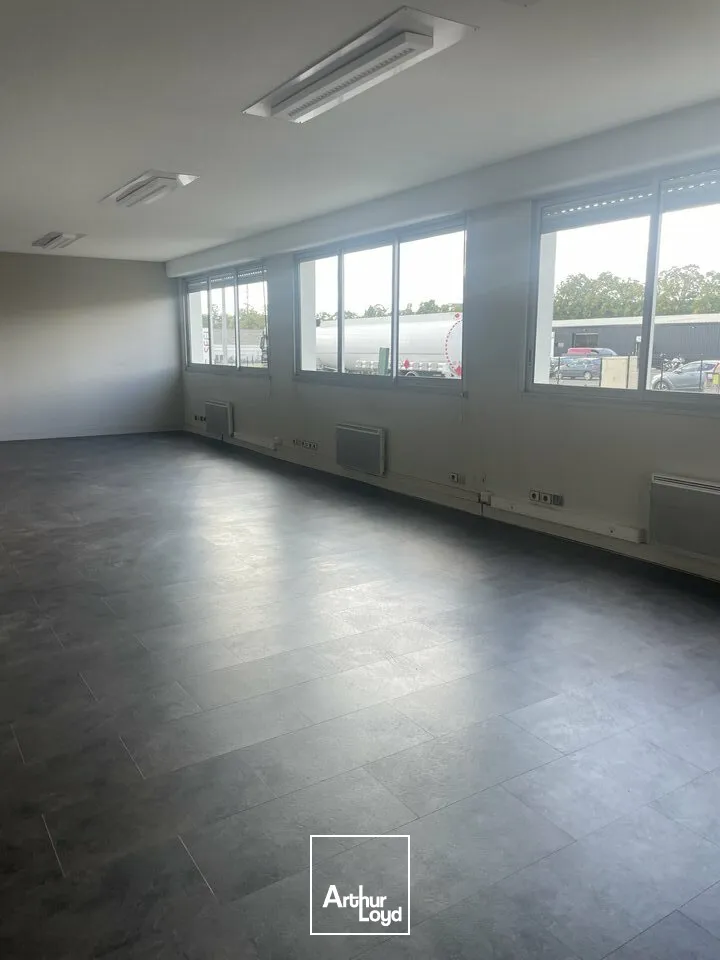 RARE ZONE REPUBLIQUE - POITIERS NORD - ENTREPOT DE 1200M² à LOUER 