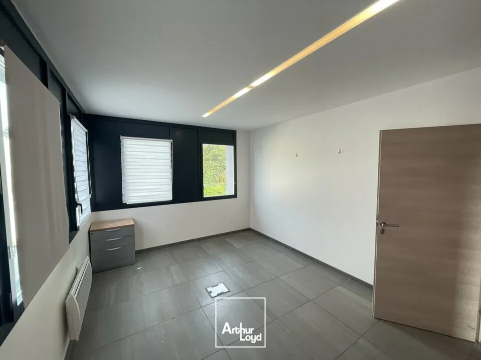 À LOUER  BUREAUX AMÉNAGÉS DE 80M² À POITIERS  PROXIMITÉ CAMPUS ET CHU AVEC PARKINGS PRIVATIFS