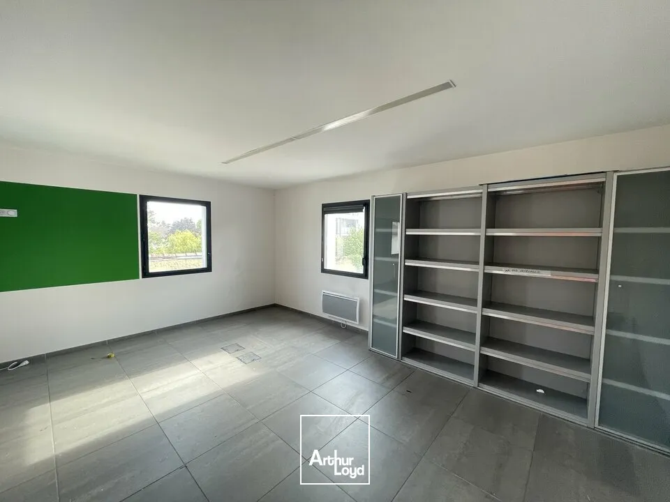 À LOUER  BUREAUX AMÉNAGÉS DE 80M² À POITIERS  PROXIMITÉ CAMPUS ET CHU AVEC PARKINGS PRIVATIFS