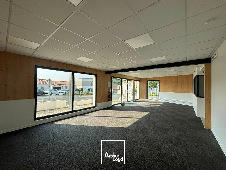 À LOUER  BUREAUX RÉCENTS ET LUMINEUX  CENTRE DE MOUILLERON-LE-CAPTIF (85)