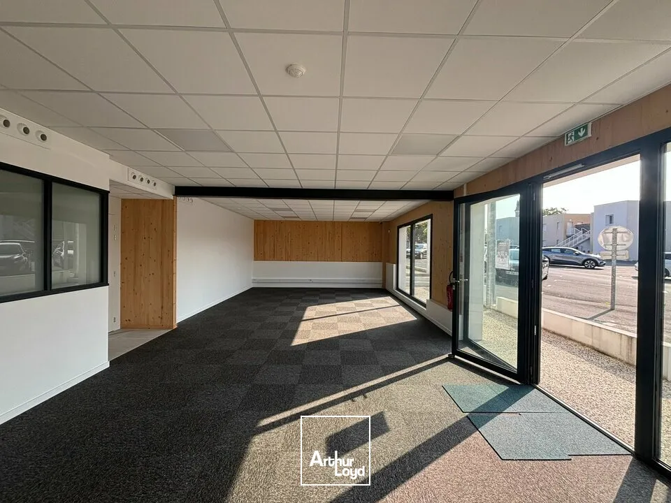 À LOUER  BUREAUX RÉCENTS ET LUMINEUX  CENTRE DE MOUILLERON-LE-CAPTIF (85)