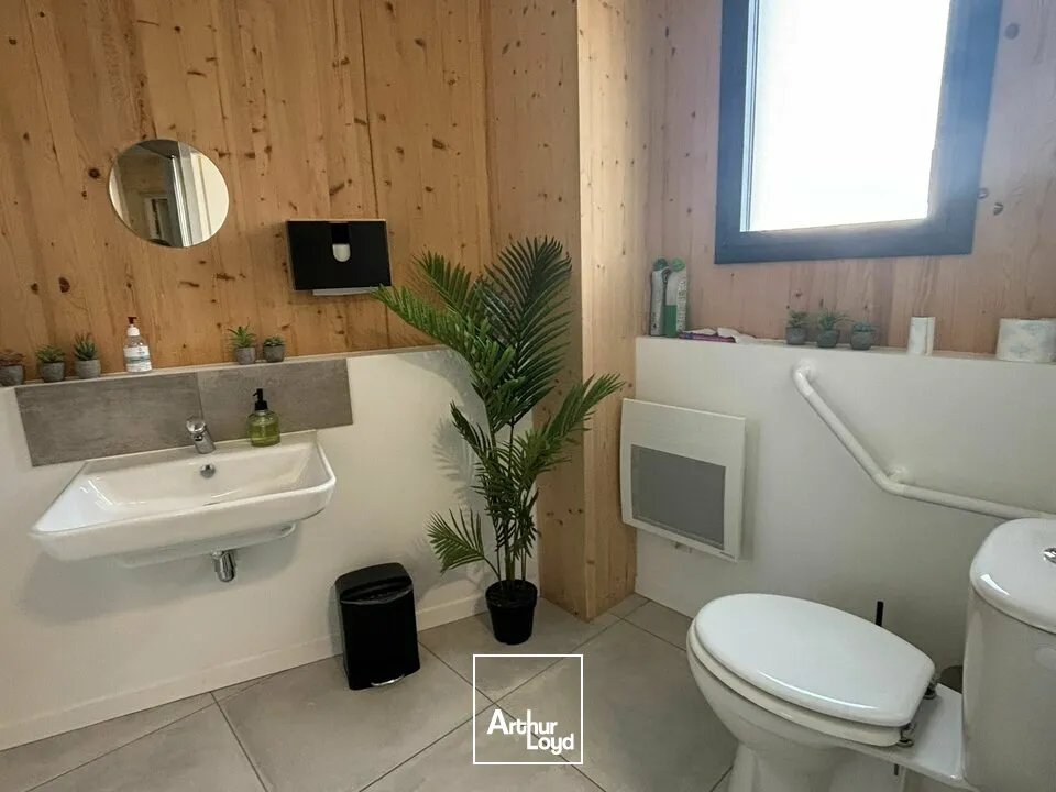 À LOUER  BUREAUX RÉCENTS ET LUMINEUX  CENTRE DE MOUILLERON-LE-CAPTIF (85)