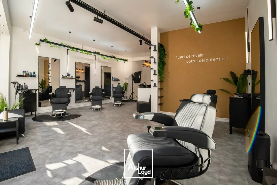 À LOUER - LOCAL COMMERCIAL - 77 M² - POITIERS CENTRE VILLE - VISIBILITÉ ET PARKINGS