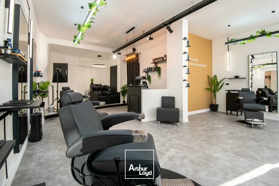 À LOUER - LOCAL COMMERCIAL - 77 M² - POITIERS CENTRE VILLE - VISIBILITÉ ET PARKINGS