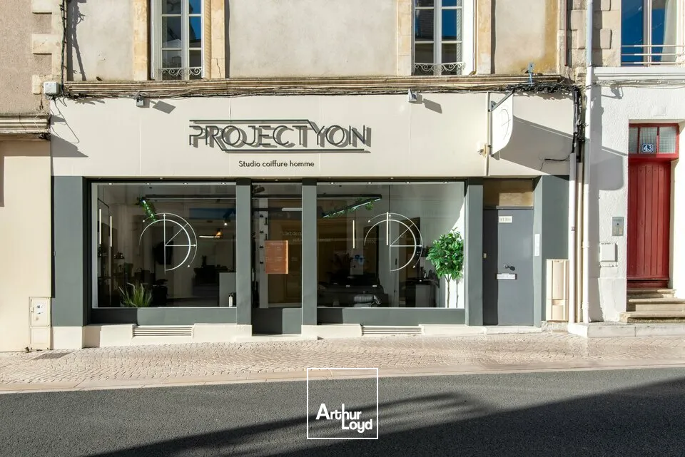 À LOUER - LOCAL COMMERCIAL - 77 M² - POITIERS CENTRE VILLE - VISIBILITÉ ET PARKINGS