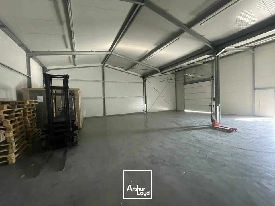 LOCAL D'ACTIVITE DE 300M² - MONTAIGU - A LOUER
