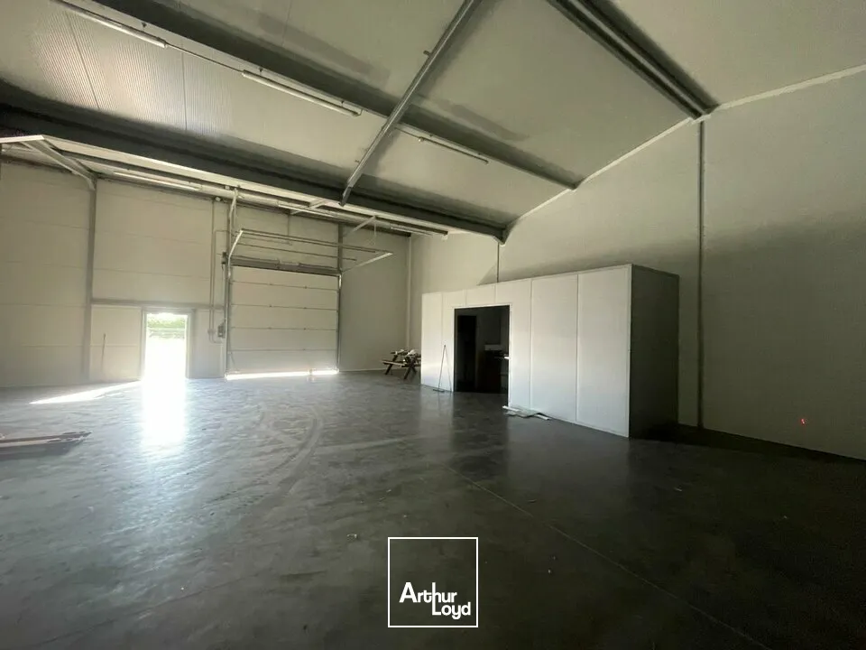 LOCAL D'ACTIVITE DE 300M² - MONTAIGU - A LOUER