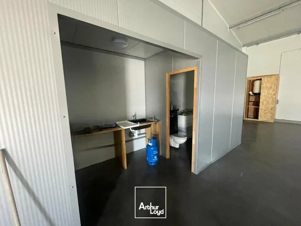 LOCAL D'ACTIVITE DE 300M² - MONTAIGU - A LOUER