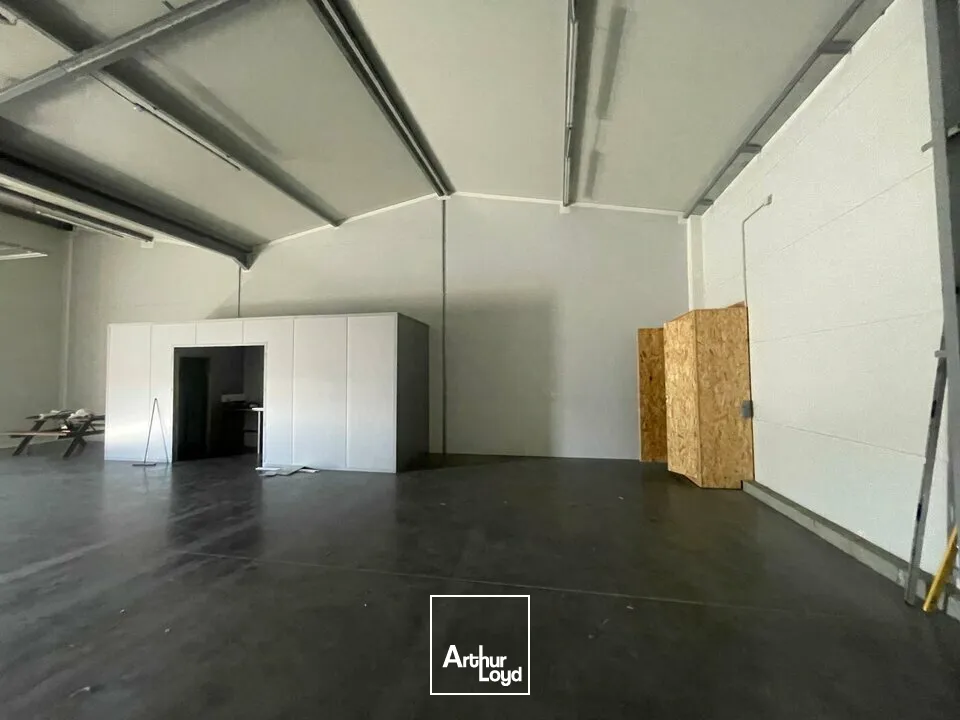 LOCAL D'ACTIVITE DE 300M² - MONTAIGU - A LOUER