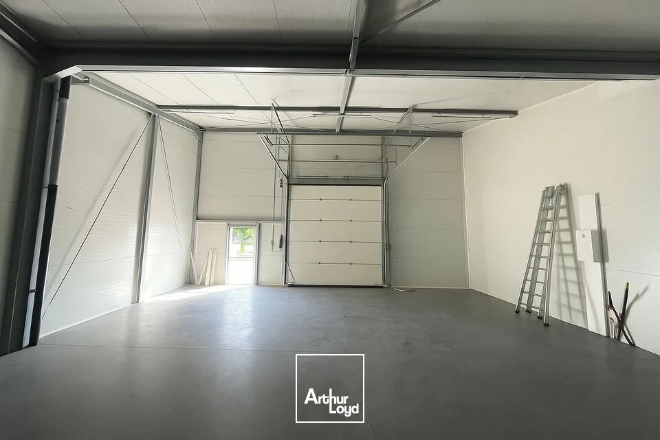 LOCAL D'ACTIVITE DE 200M² - MONTAIGU - A LOUER
