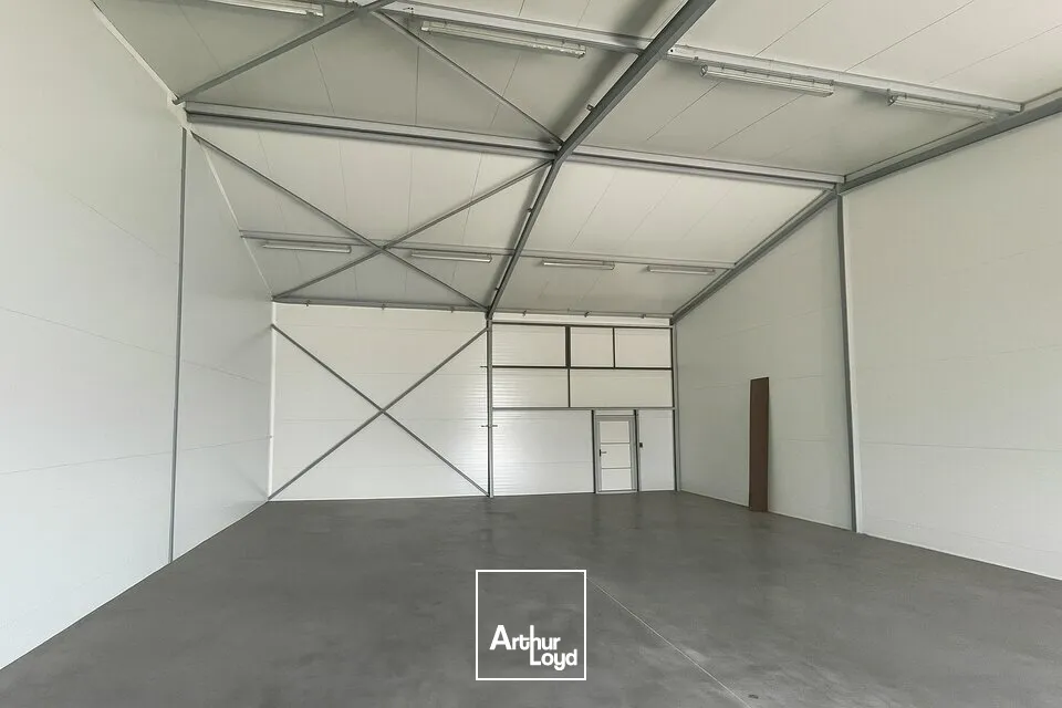 LOCAL D'ACTIVITE DE 200M² - MONTAIGU - A LOUER