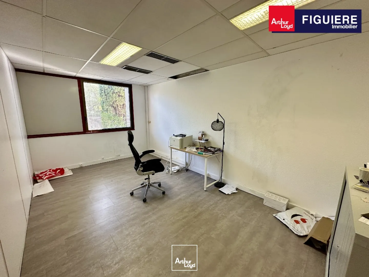 EXCLUSIVITÉ - BUREAUX À LOUER AU RDC D'UN IMMEUBLE TERTIAIRE