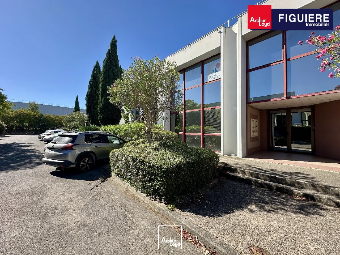 EXCLUSIVITÉ - BUREAUX À LOUER AU RDC D'UN IMMEUBLE TERTIAIRE