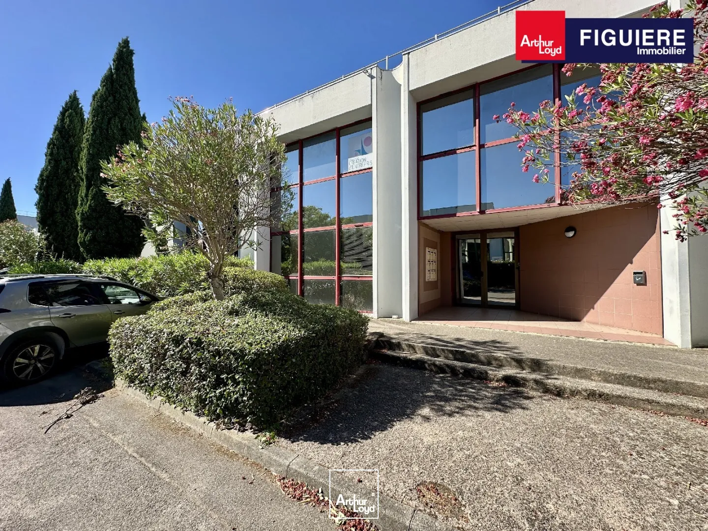 EXCLUSIVITÉ - BUREAUX À LOUER AU RDC D'UN IMMEUBLE TERTIAIRE