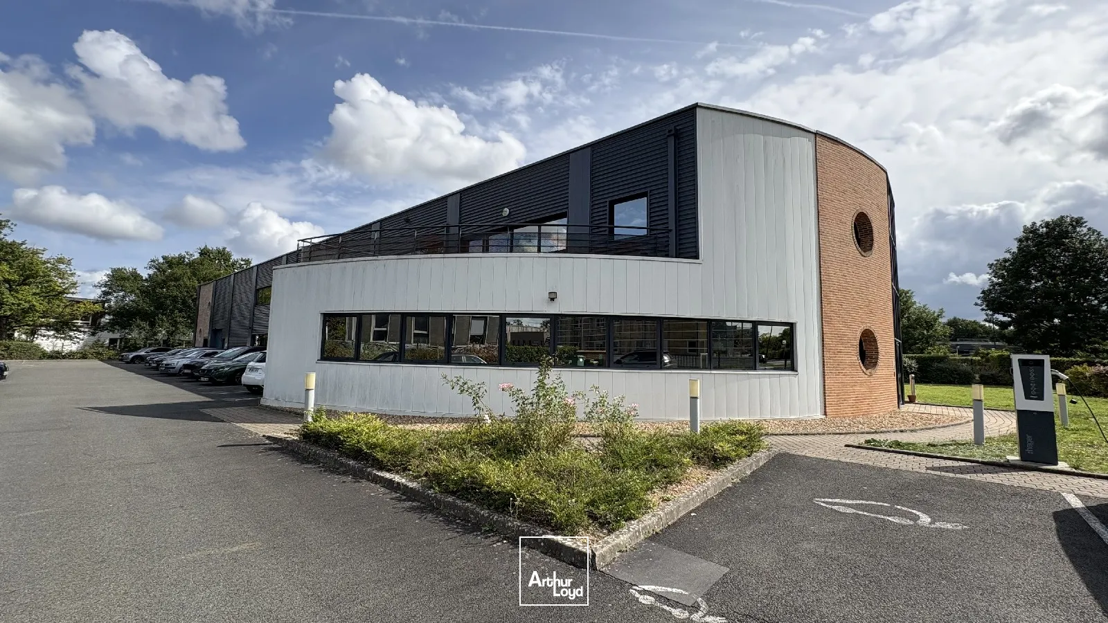 Location bureaux spacieux 497 m² avec terrasse privative et stationnements - Olivet (45)