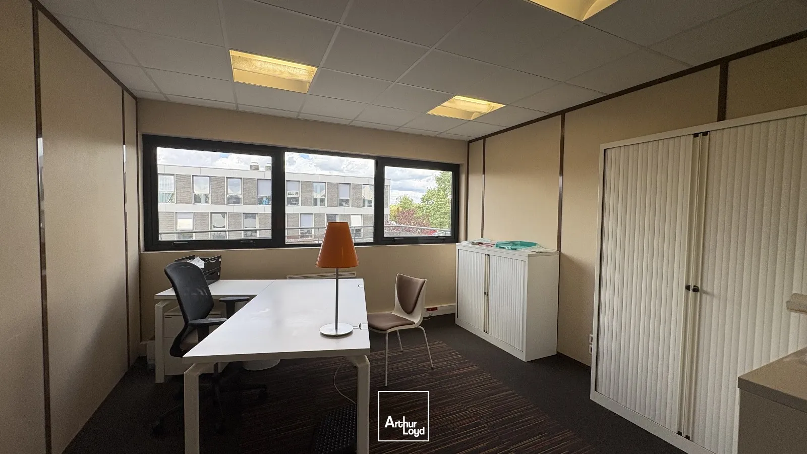 Location bureaux spacieux 497 m² avec terrasse privative et stationnements - Olivet (45)