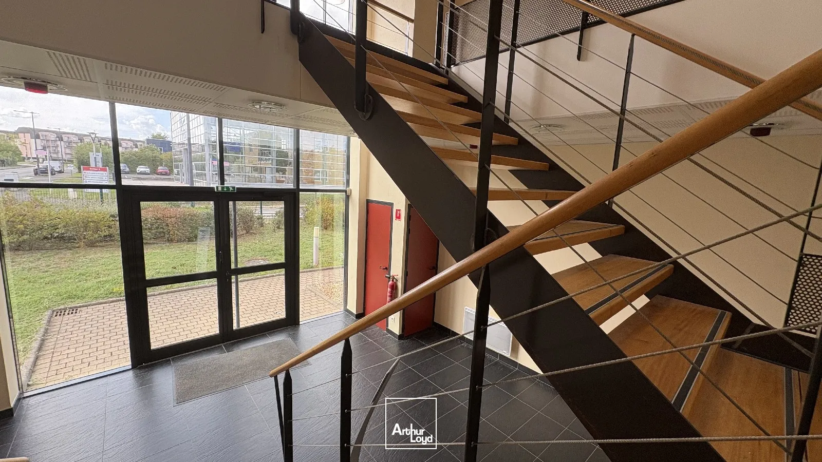 Location bureaux spacieux 497 m² avec terrasse privative et stationnements - Olivet (45)