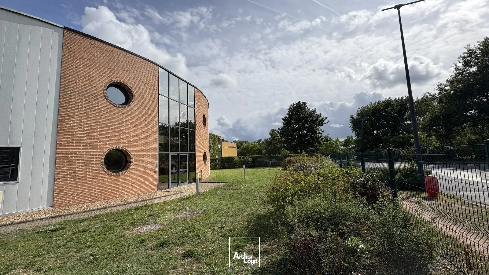 Location bureaux spacieux 497 m² avec terrasse privative et stationnements - Olivet (45)