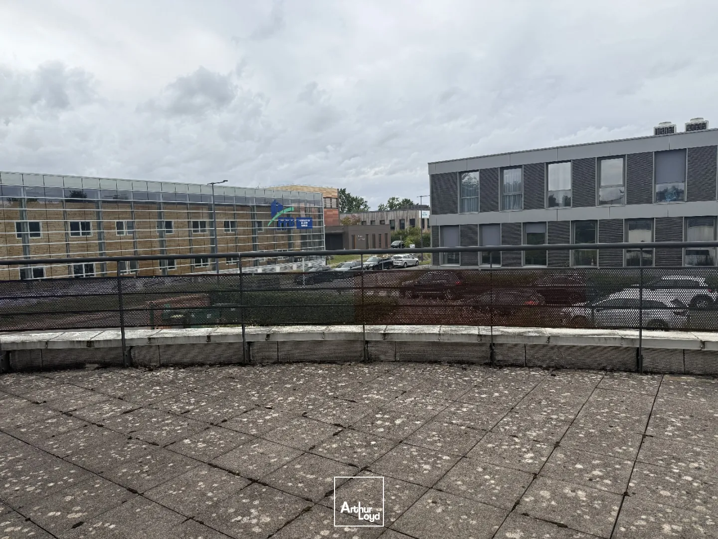 Location bureaux spacieux 497 m² avec terrasse privative et stationnements - Olivet (45)