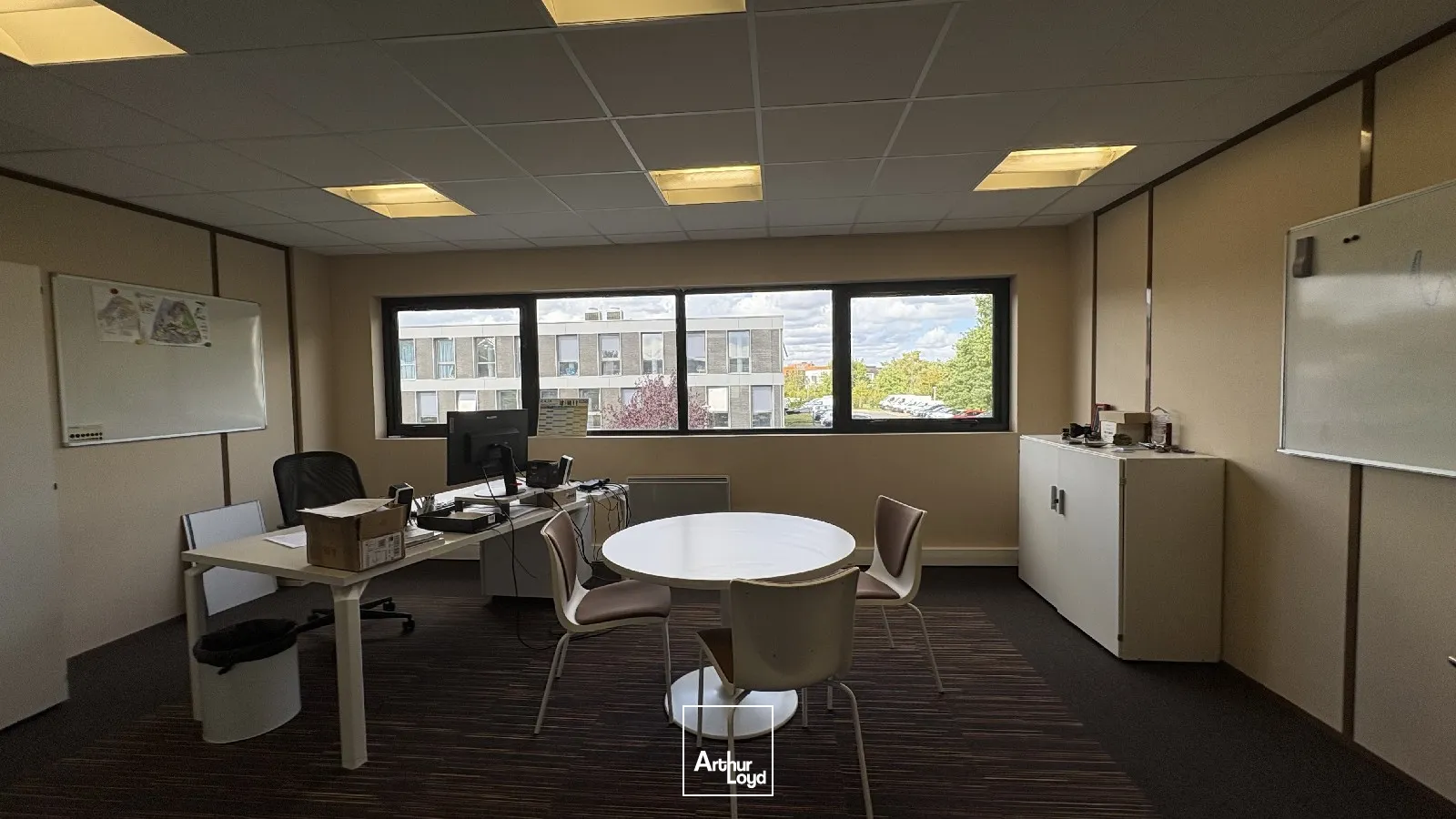 Location bureaux spacieux 497 m² avec terrasse privative et stationnements - Olivet (45)