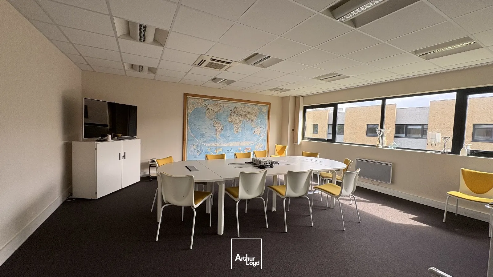 Location bureaux spacieux 497 m² avec terrasse privative et stationnements - Olivet (45)