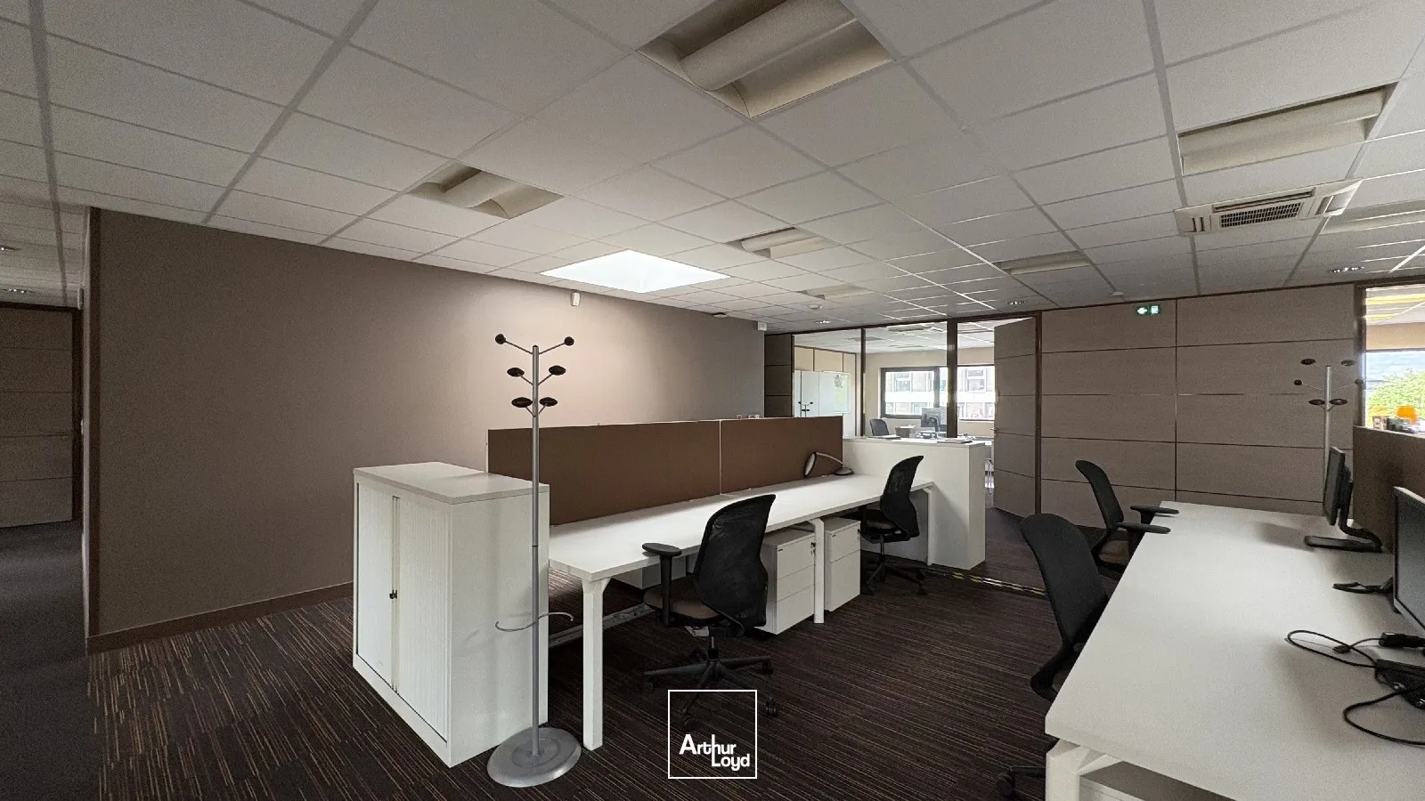 Location bureaux spacieux 497 m² avec terrasse privative et stationnements - Olivet (45)