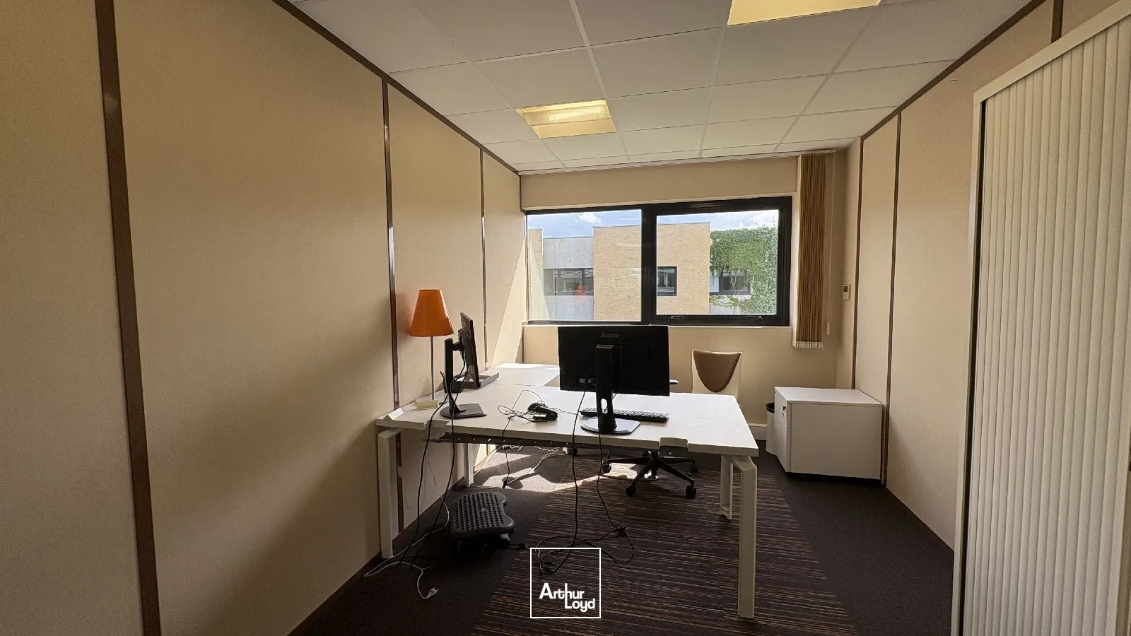 Location bureaux spacieux 497 m² avec terrasse privative et stationnements - Olivet (45)