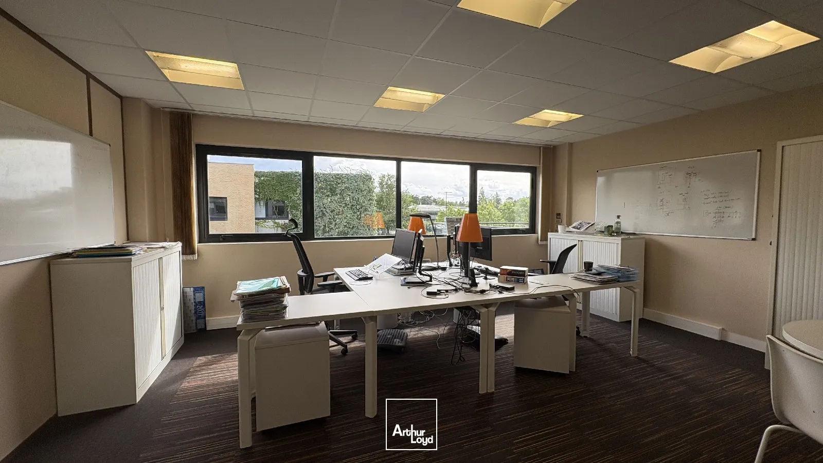 Location bureaux spacieux 497 m² avec terrasse privative et stationnements - Olivet (45)