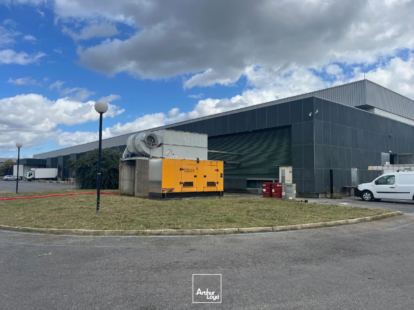 BATIMENT DE STOCKAGE DE 5315 m² sur un TERRAIN DE 30315 m² à louer à ST OUEN L'AUMONE.RARE SUR LE SECTEUR !