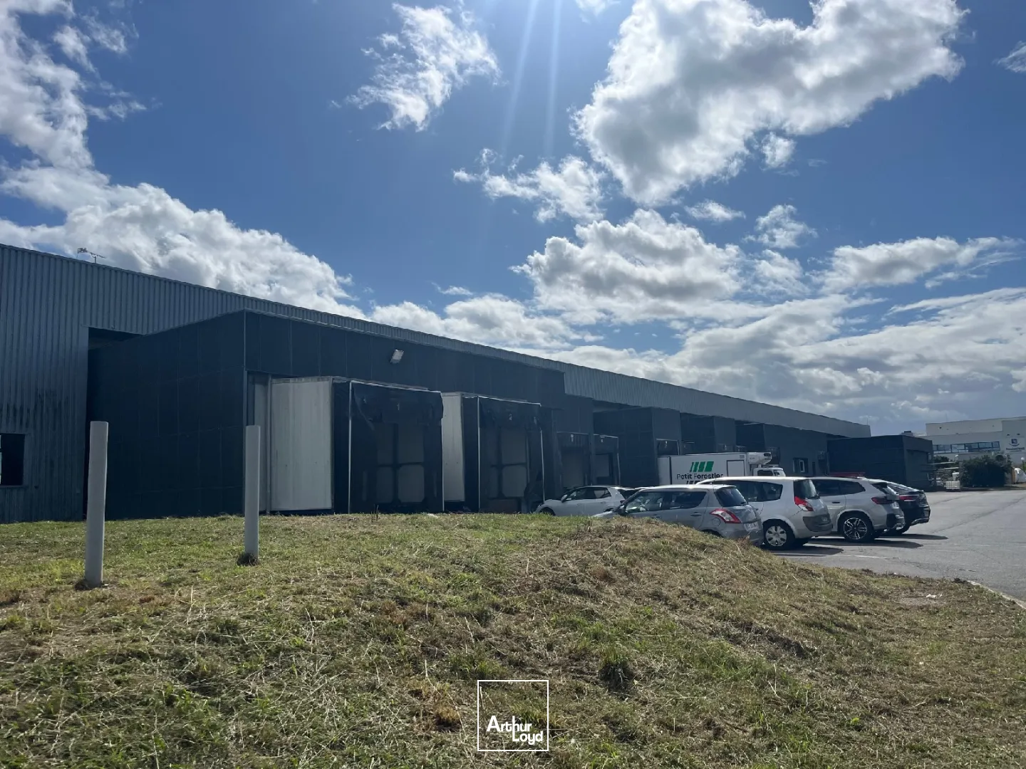 BATIMENT DE STOCKAGE DE 5315 m² sur un TERRAIN DE 30315 m² à louer à ST OUEN L'AUMONE.RARE SUR LE SECTEUR !