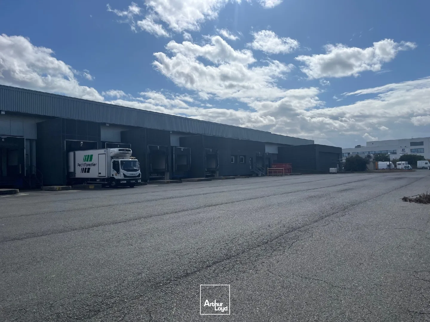 BATIMENT DE STOCKAGE DE 5315 m² sur un TERRAIN DE 30315 m² à louer à ST OUEN L'AUMONE.RARE SUR LE SECTEUR !