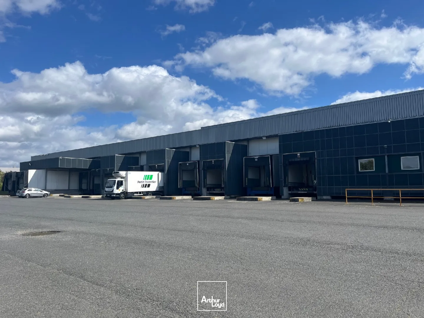 BATIMENT DE STOCKAGE DE 5315 m² sur un TERRAIN DE 30315 m² à louer à ST OUEN L'AUMONE.RARE SUR LE SECTEUR !