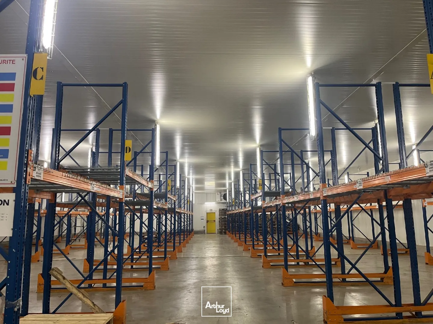 BATIMENT DE STOCKAGE DE 5315 m² sur un TERRAIN DE 30315 m² à louer à ST OUEN L'AUMONE.RARE SUR LE SECTEUR !