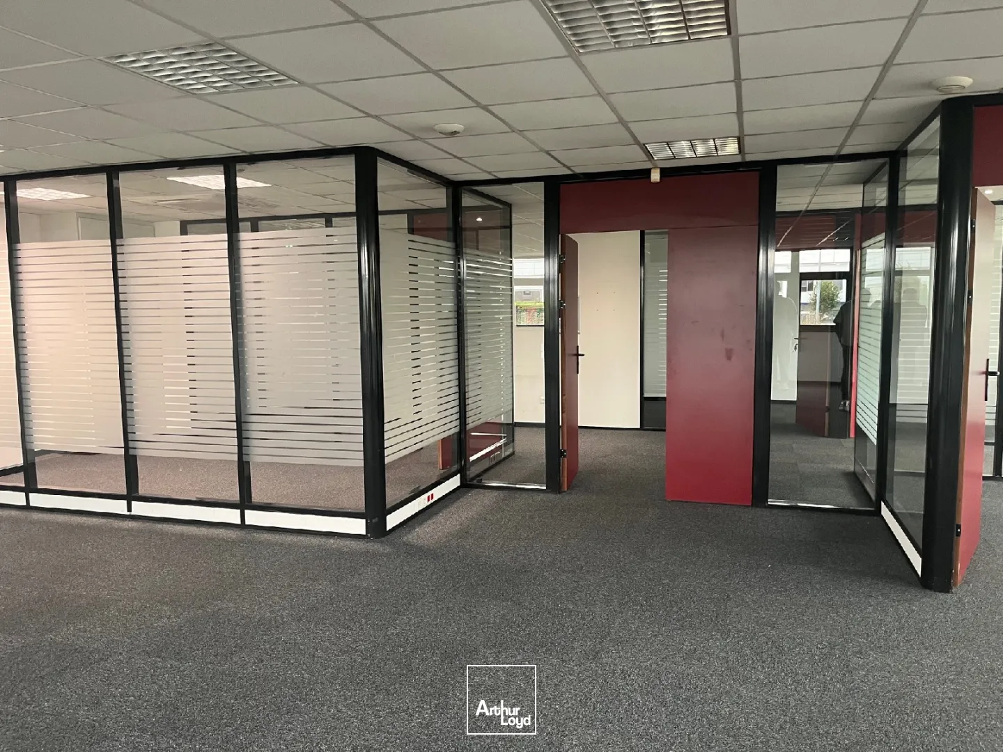 BATIMENT DE STOCKAGE DE 5315 m² sur un TERRAIN DE 30315 m² à louer à ST OUEN L'AUMONE.RARE SUR LE SECTEUR !