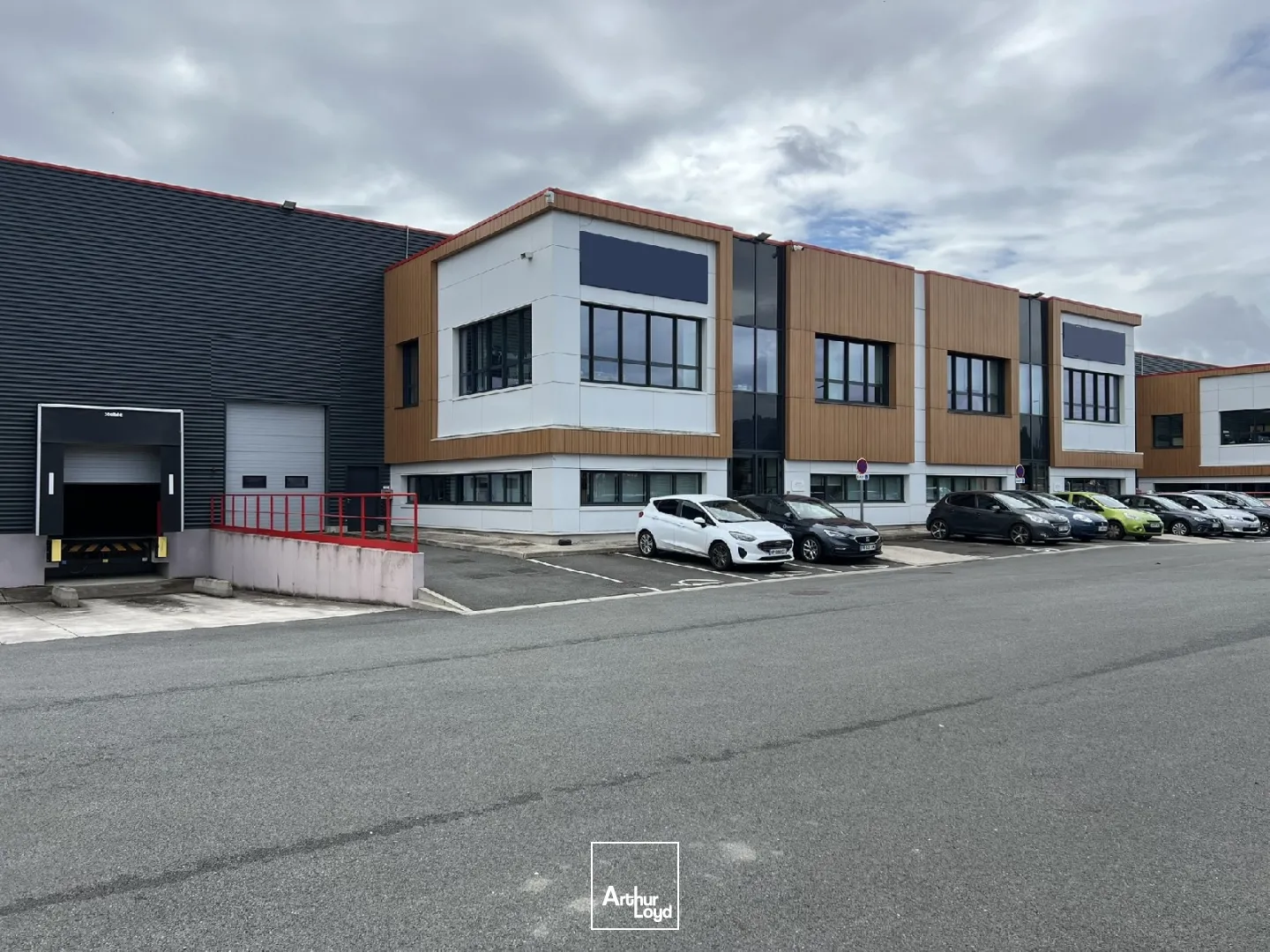 Disponible à la location : Plateforme industrielle moderne 1313 m² - Zone d'activités Roissy CDG - Emplacement privilégié - 1 accès à quai et 1 porte plain pied