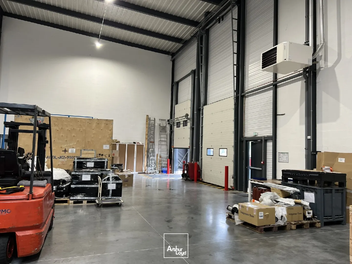 Disponible à la location : Plateforme industrielle moderne 1313 m² - Zone d'activités Roissy CDG - Emplacement privilégié - 1 accès à quai et 1 porte plain pied