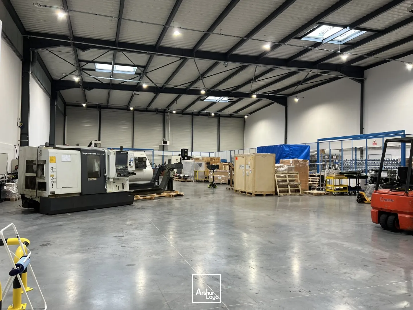 Disponible à la location : Plateforme industrielle moderne 1313 m² - Zone d'activités Roissy CDG - Emplacement privilégié - 1 accès à quai et 1 porte plain pied